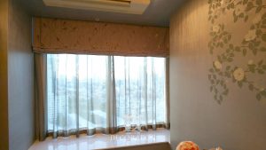和テイストの壁紙と鳥柄のシェード
