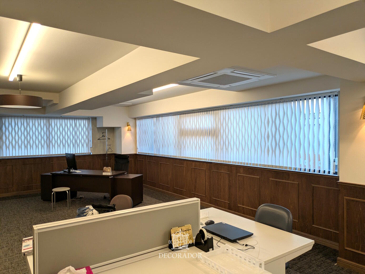 オフィスにバーチカルブラインド